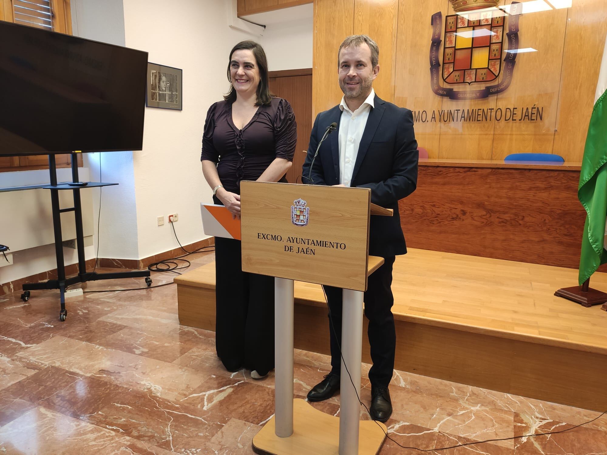 La primera teniente de alcalde de Jaén, María Orozco, junto al alcalde, Julio Millán, antes de una rueda de prensa