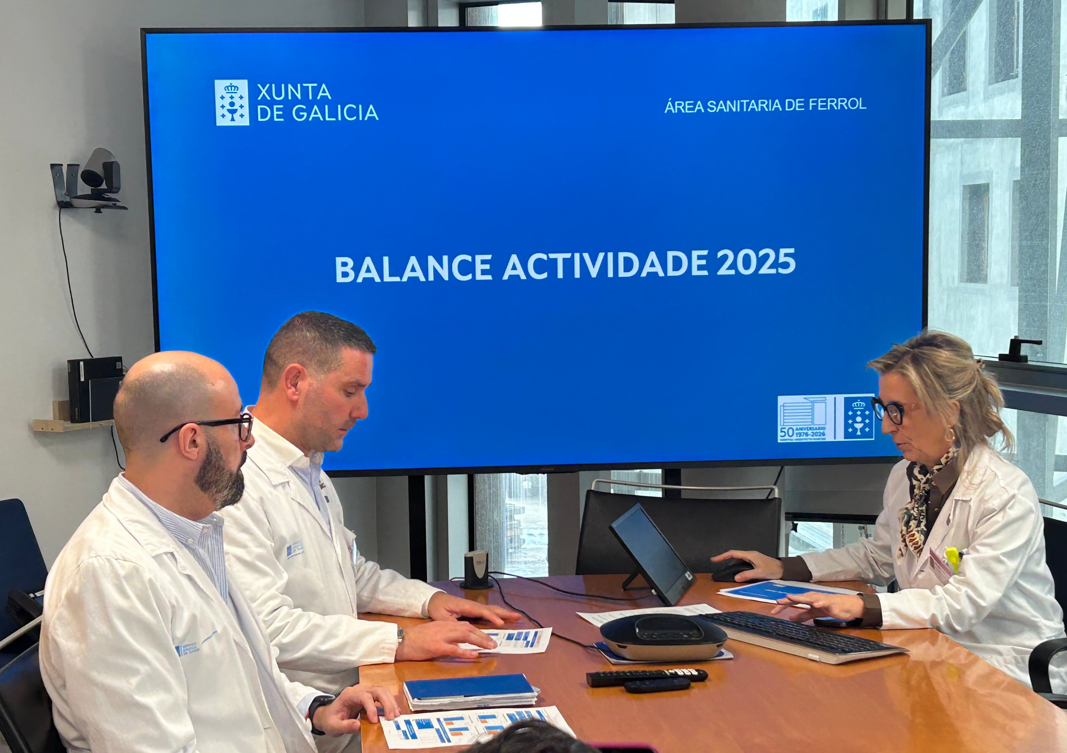Fernanda López Crecente, en la comparecencia junto al director asistencial y el de atención hospitalaria (foto: Servizo Galego de Saúde)