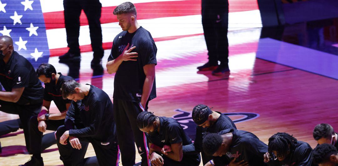 Meyers Leonard, durante el himno nacional de Estados Unidos