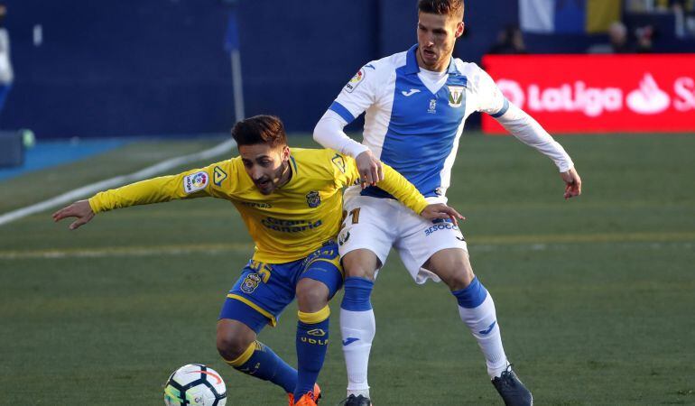 El centrocampista de la UD Las Palmas Nacho Gil (i) protege el balón ante Rubén Pérez, del Leganés, durante el último partido de Liga. El pepinero será baja ante el &#039;Atleti&#039; en el Metropolitano.