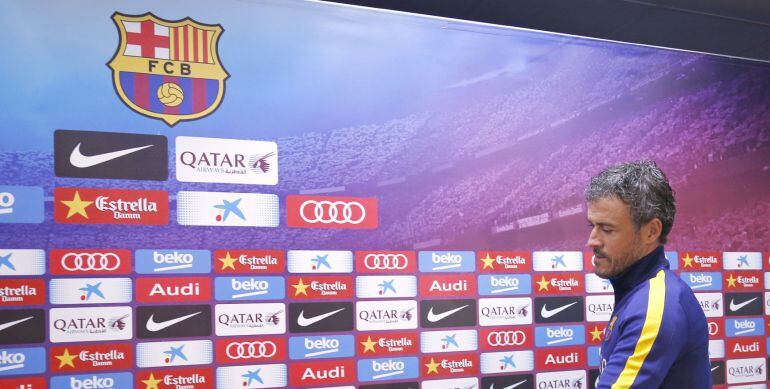 El entrenador del FC Barcelona, Luis Enrique, llega a la rueda de prensa que ofreció tras el entrenamiento realizado por la plantilla blaugrana para preparar el partido de ida de cuartos de final de la Copa del Rey, que disputaran mañana ante el Athletic 