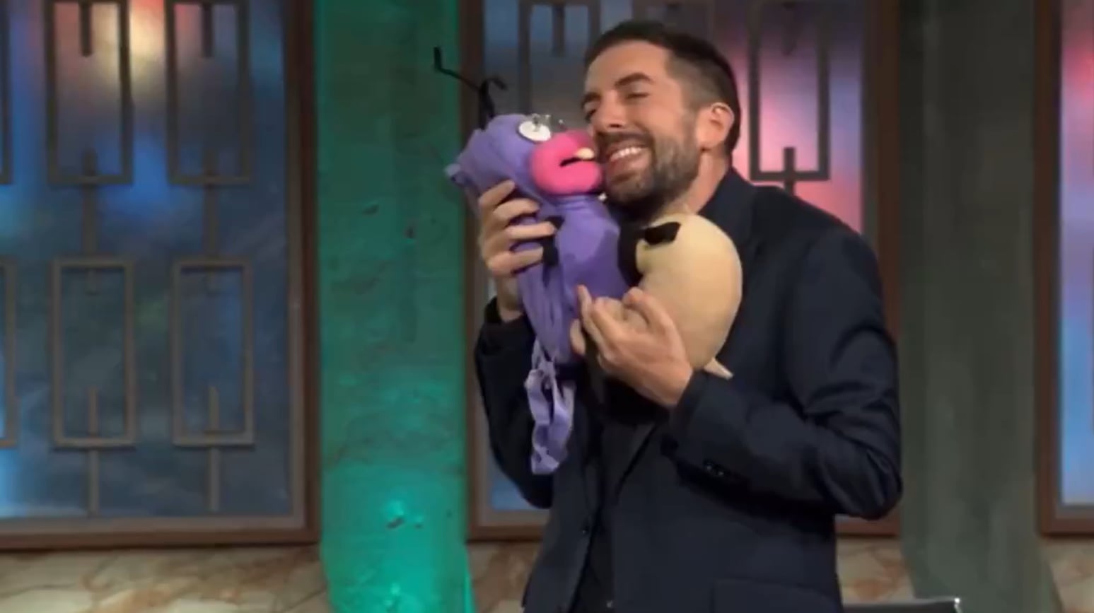 David Broncano con un peluche de Barrancas.