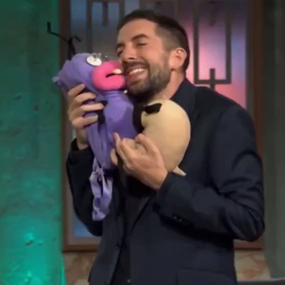 "Pablo no le dejaba venir": una de las hormigas de 'El Hormiguero' se cuela en 'La Revuelta' en plena guerra televisiva con Broncano