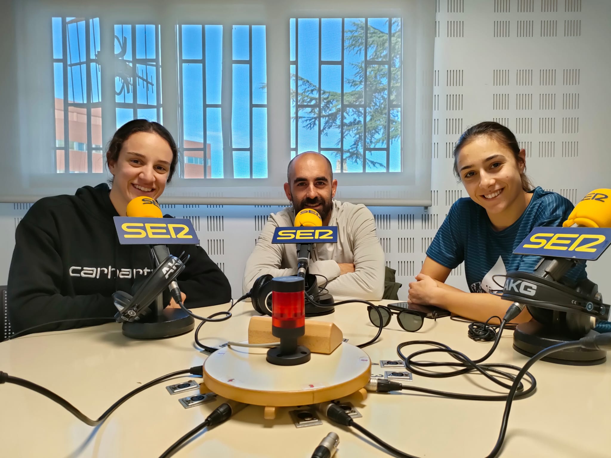 María Barceló (i), Pablo Pérez y Marina Muñoz (d), del Deporama Triatlón Soriano, en SER Soria.