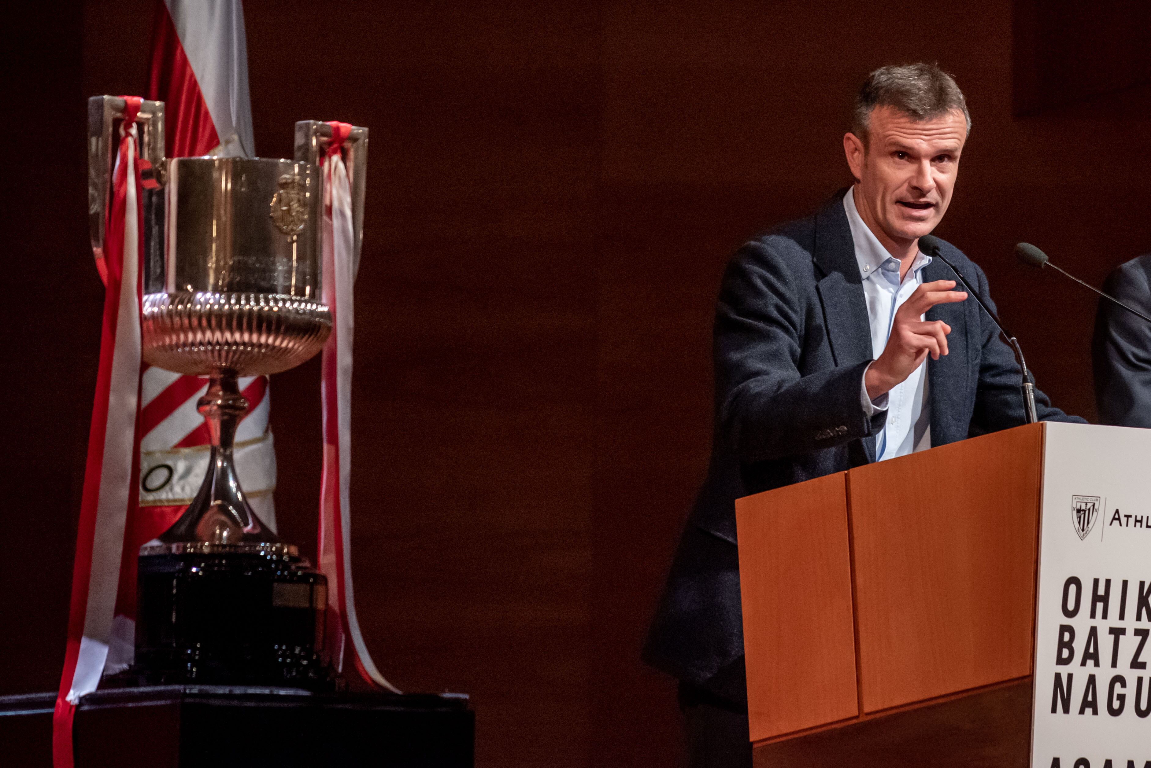 BILBAO (ESPAÑA), 29/10/2024.- El presidente del Athletic Club, Jon Uriarte, durante la Asamblea General Ordinaria del equipo, la cita anual del máximo órgano de decisión de la entidad bilbaína con participación de los socios compromisarios y los representantes de la masa social rojiblanca, este martes en el Palacio Euskalduna. EFE/Javier Zorrilla
