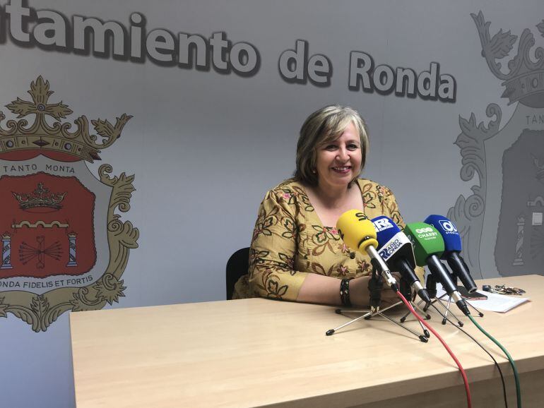 La responsable turística de la ciudad, Isabel Barriga, este lunes en la sala de prensa del Ayuntamiento de Ronda
