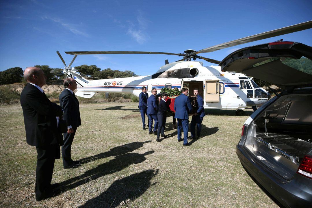 Momento en el que trasladan el féretro de Franco del helicóptero al coche fúnebre, después de su aterrizaje en El Pardo.