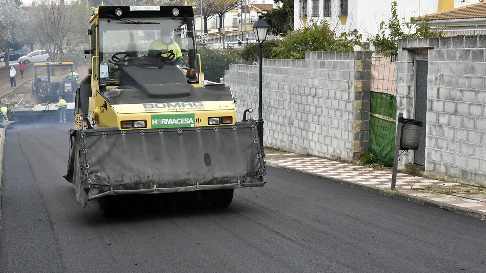 Máquina de asfaltado trabajando en una calle de Antequera en el plan que se ejecutó en 2020