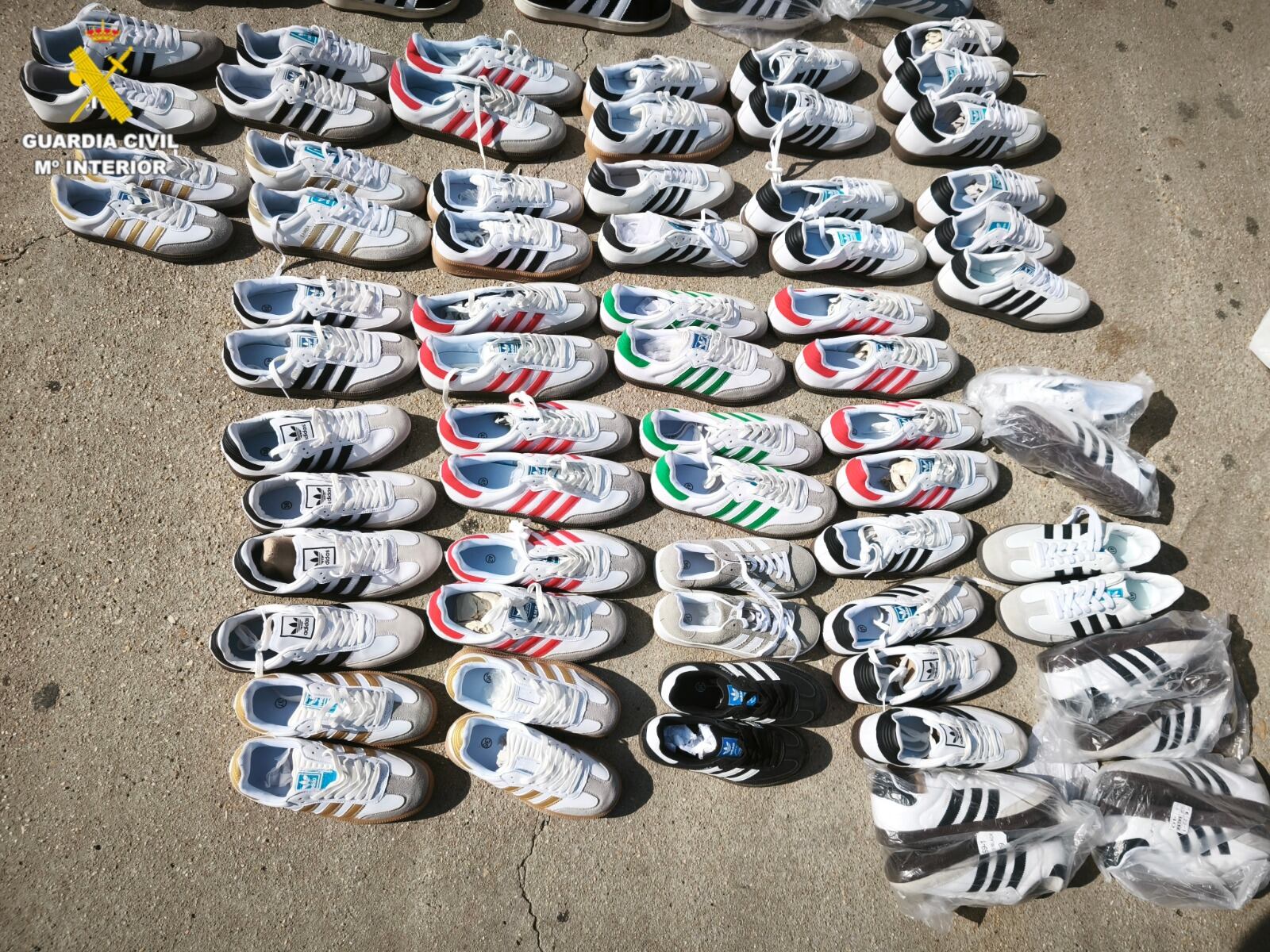 Zapatillas intervenidas en la operación