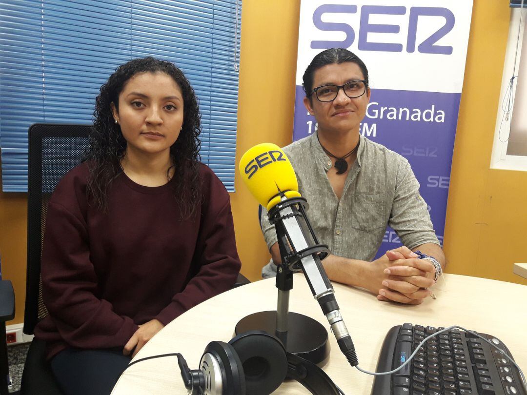 Jessica Cisneros y Jimmy Gómez, activistas por la liberación y la paz en Nicaragua, durante la entrevista en los estudios de Radio Granada