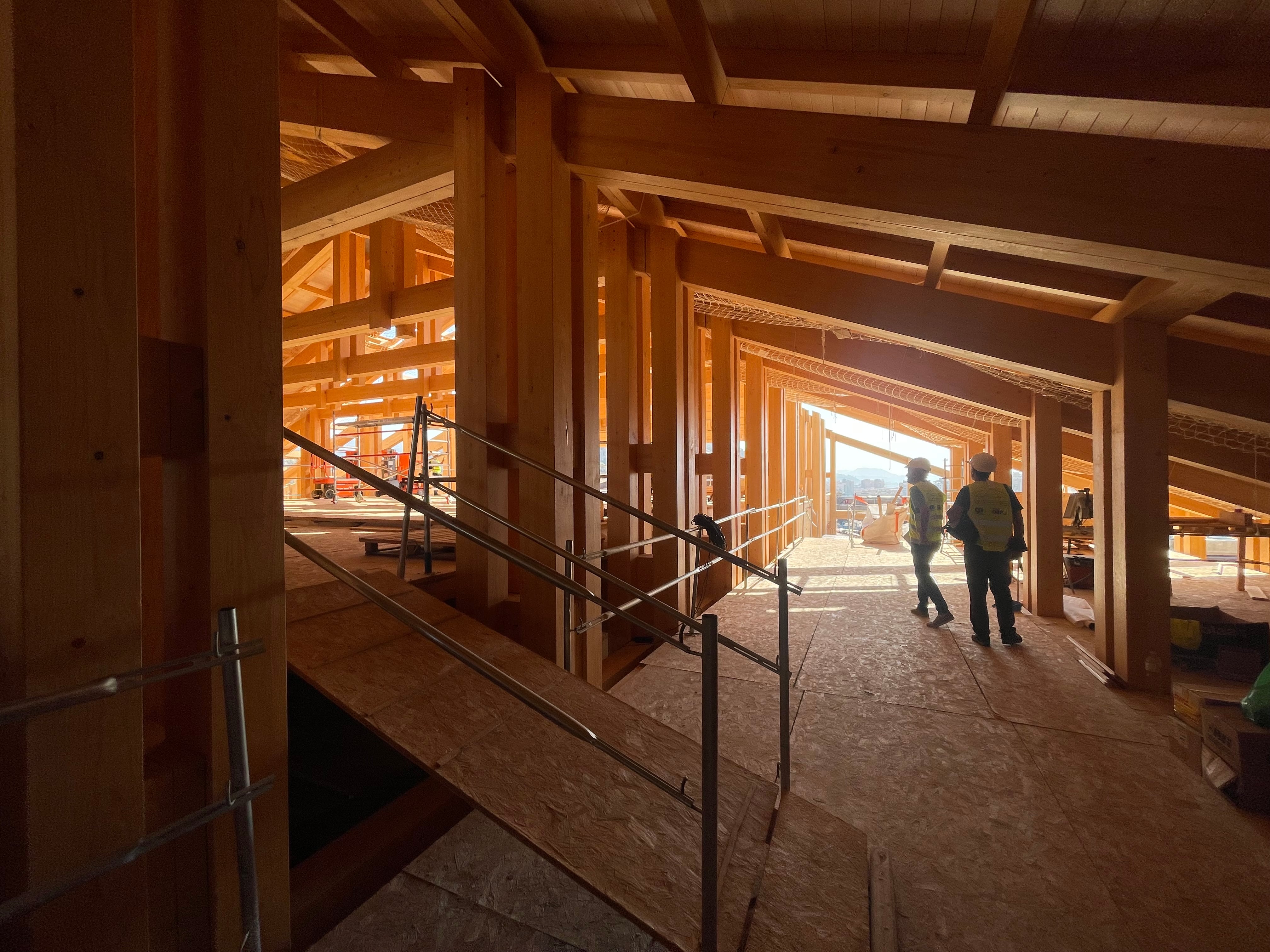 Interior de la estructura de madera de las obras del techo de la Catedral de Málaga