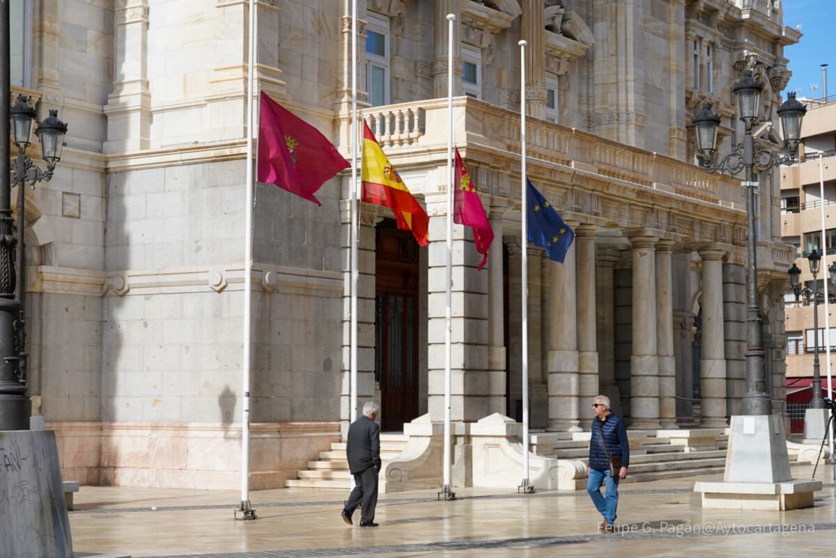 Los edificios municipales de Cartagena con sus banderas a media asta