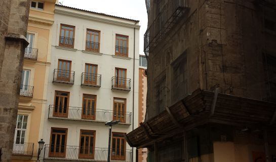 Vista de la edificio del relojero desde la calle Miguelete