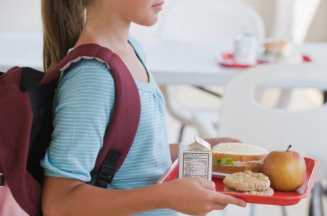 Menor en un comedor escolar | GETTY IMAGES