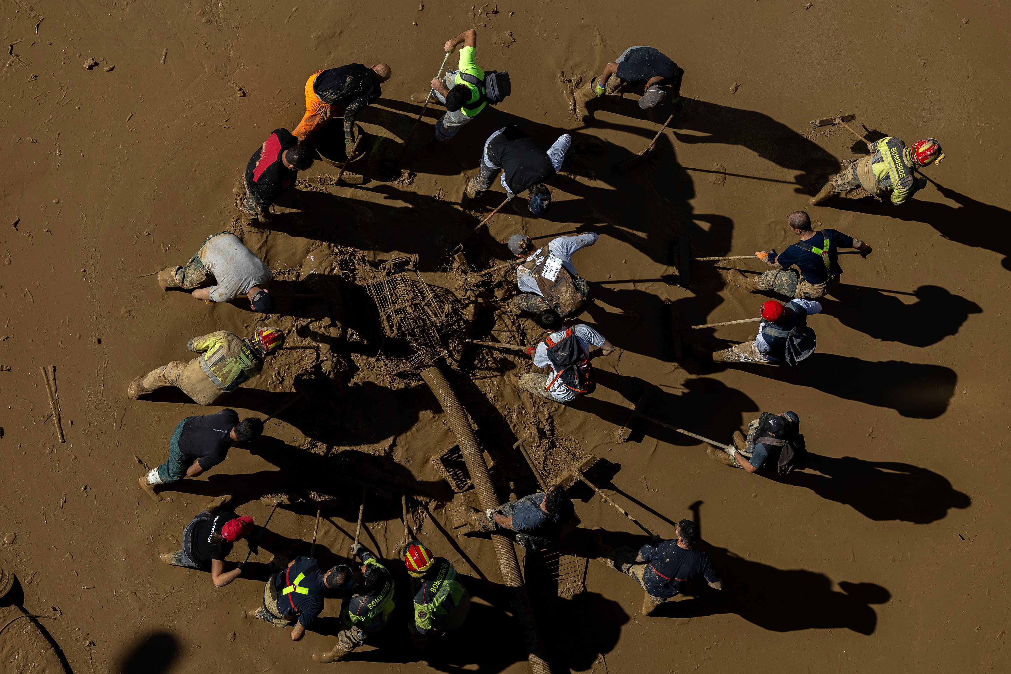 -FOTOGALERÍA (17/20)- PAIPORTA (VALENCIA), 18/12/2024.- Voluntarios limpian una calle de Paiporta (València), el 10 de noviembre de 2024.  EFE/Jorge Zapata