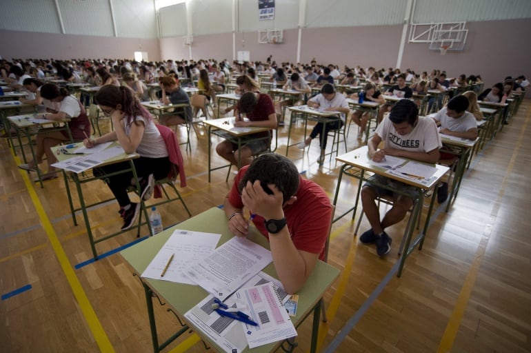 Estudiantes realizando el exámen de selectividad