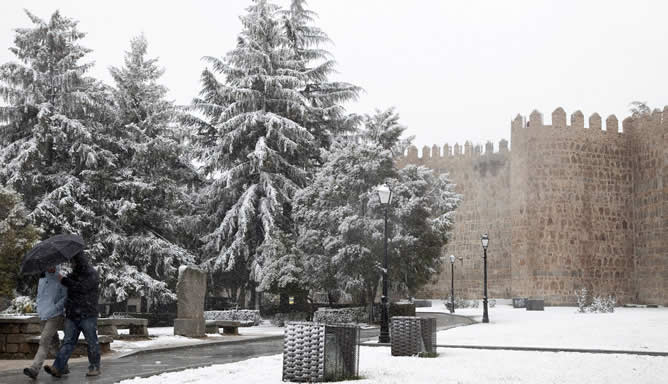 La nieve cubre el entorno de la muralla de Ávila tras el descenso de temperaturas que afecta a buena parte de España en las últimas horas