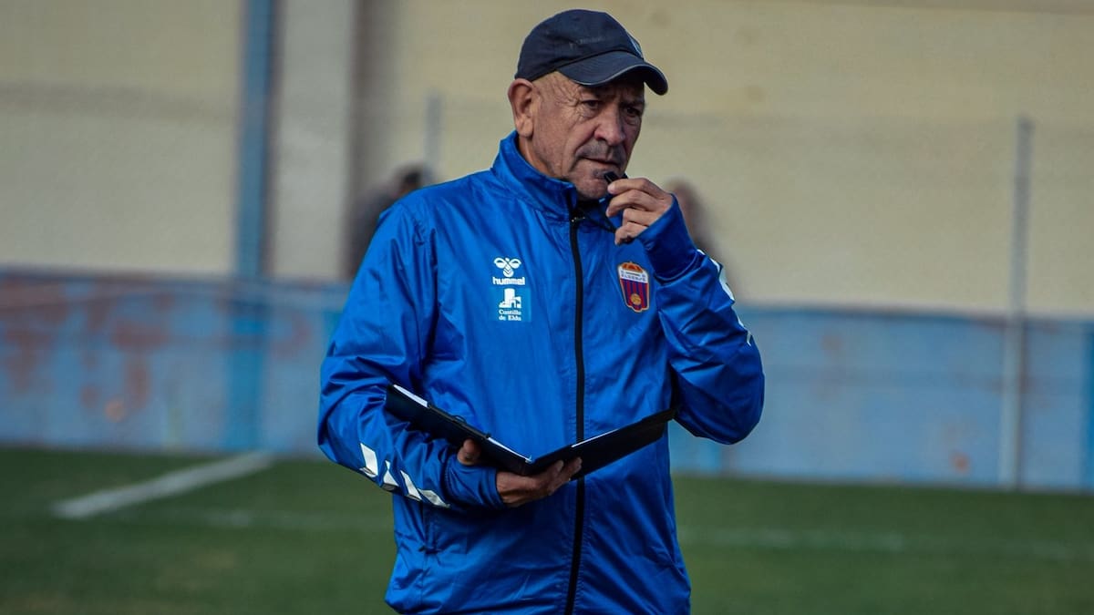 Claudio Barragán, Ent. del Eldense, antes de recibir a la A. D. Alcorcón