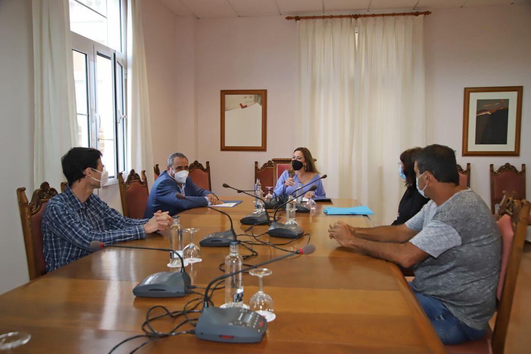 Reunión mantenida en el Cabildo de Lanzarote entre representantes de las cofradías y la Presidenta de la Corporación insular y el Consejero del área. 