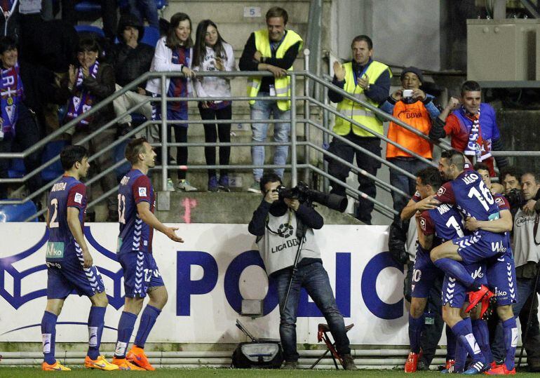 Los jugadores del Eibar celebran el gol de Arruabarrena