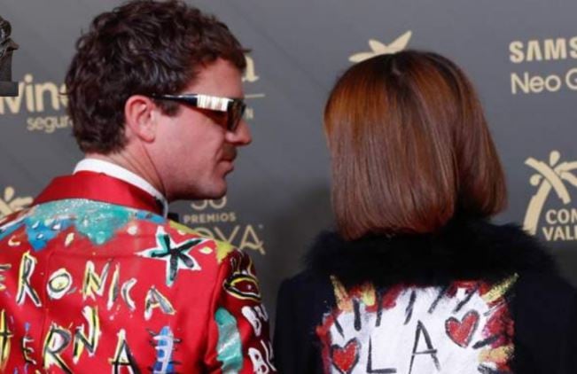 Aldo Comas y Macarena García prefirieron posar de espaldas para llevar a la gala a Verónica Forqué