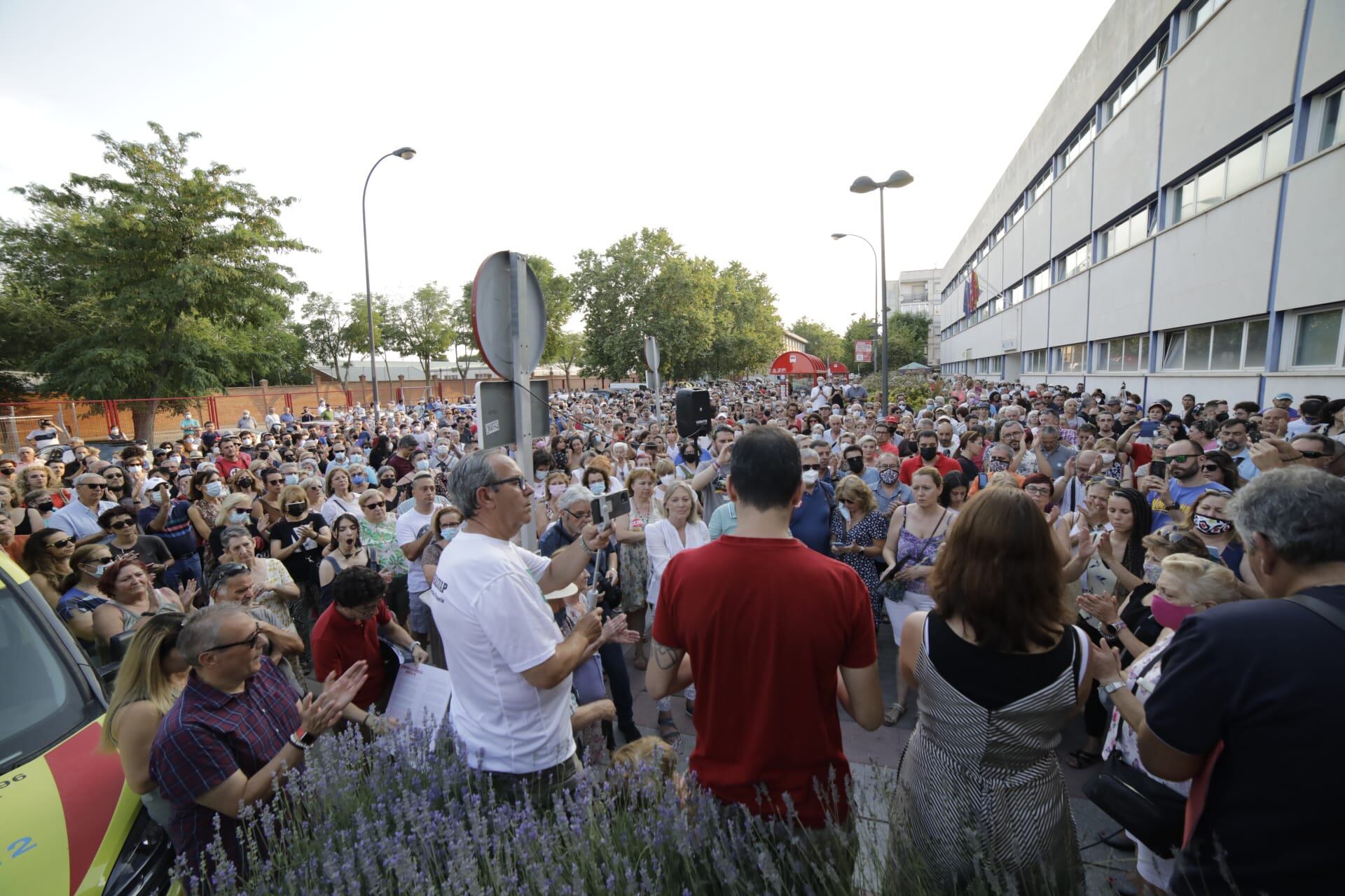 Los manifestantes en Getafe frente al Centro de Especialidades Los Ángeles