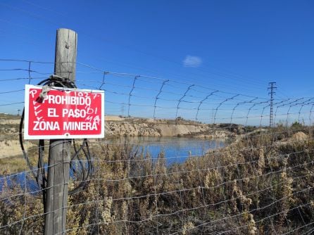 Una valla metálica impide el paso a la laguna de Ambroz