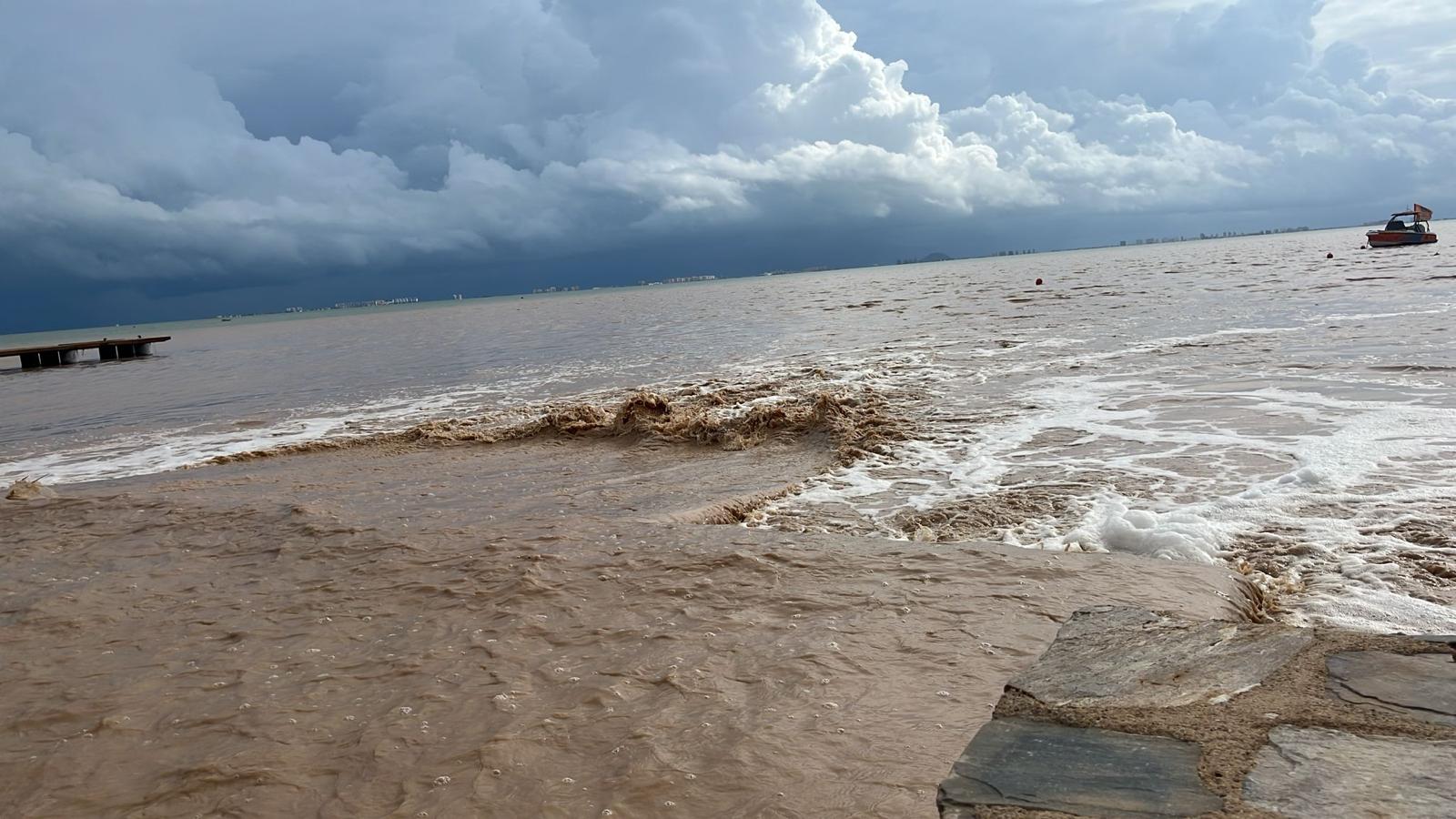 Calles anegadas y accesos cortados: la lluvia vuelve a golpear el Mar Menor