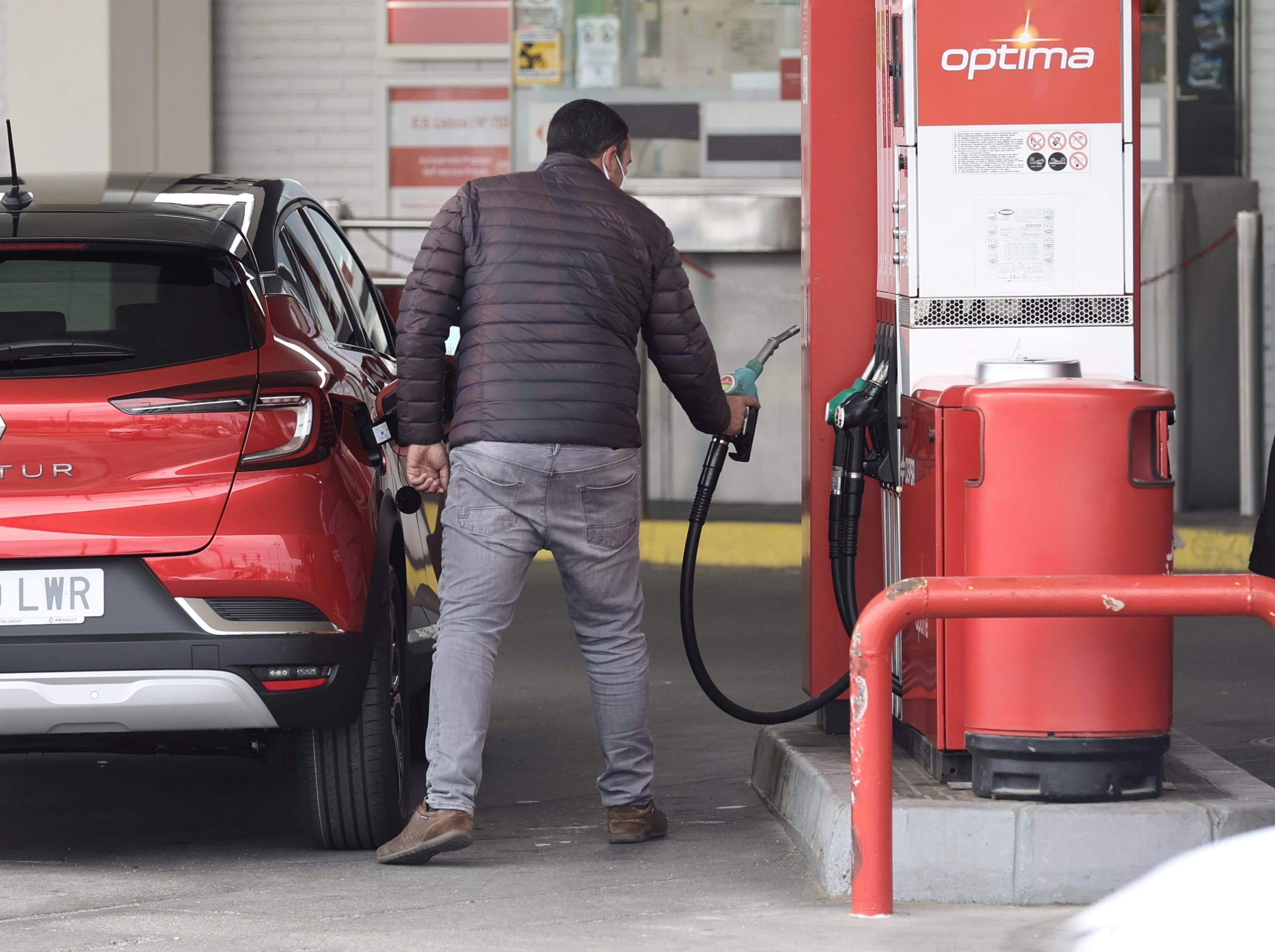 Un conductor reposta este pasado 9 de marzo en una gasolinera de Madrid.