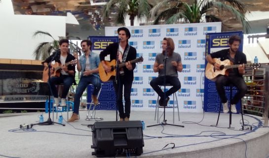 DVicio en plena actuaciçon con Radio Madrid.