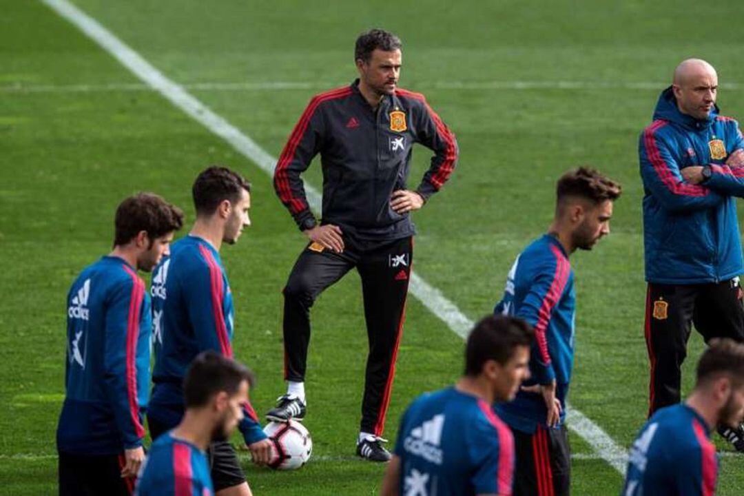 Luis Enrique Martínez dirige uno de los últimos entrenamientos de la selección.