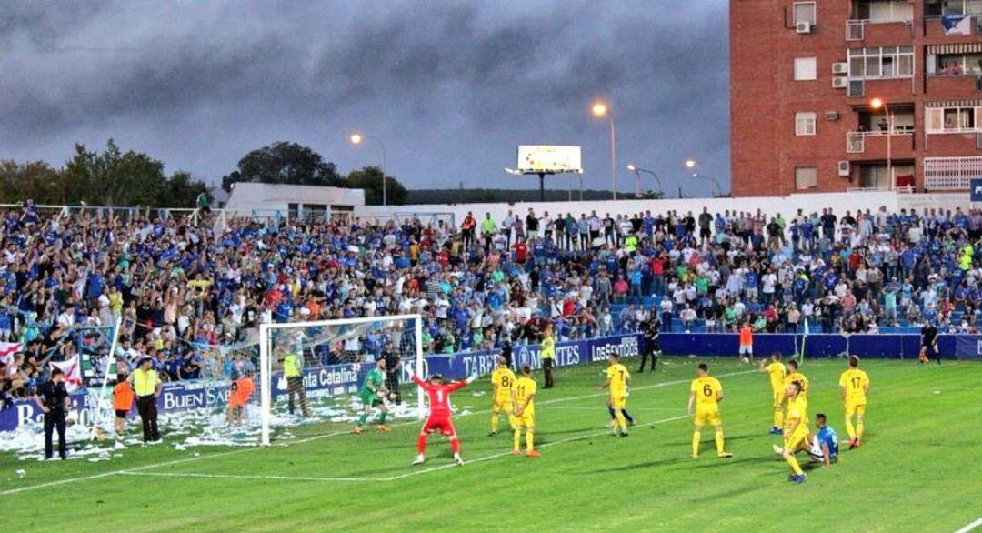 Chendo, en el suelo, marca el 2-0 que empataba la eliminatoria