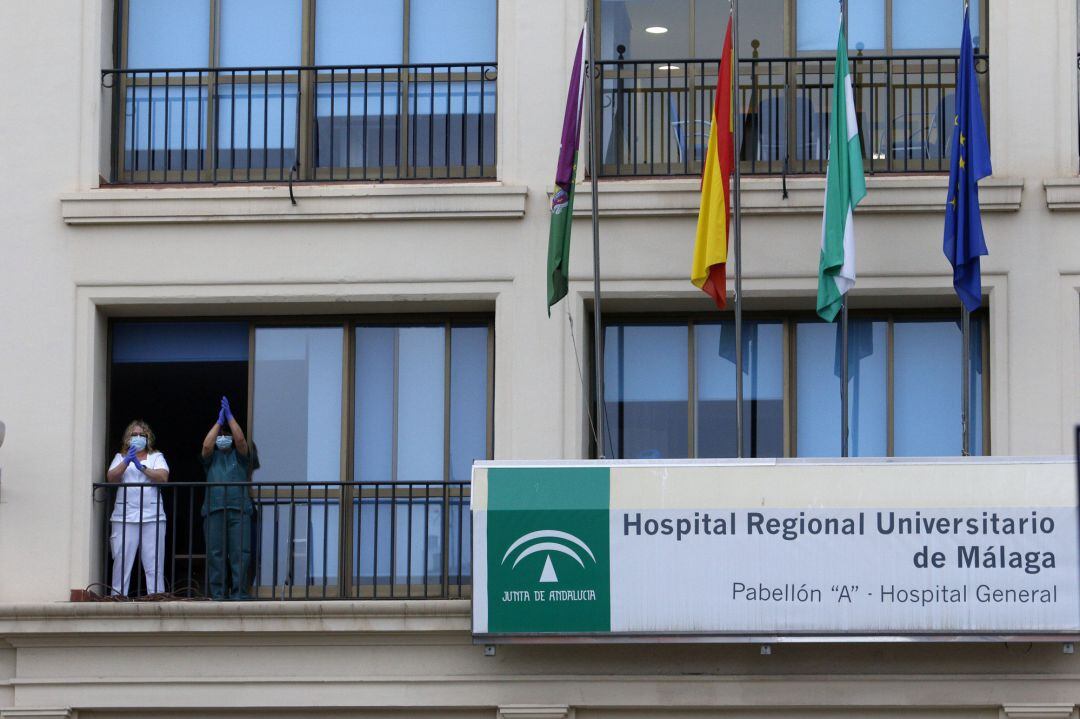 Bomberos realizan junto a trabajadores de Correos el aplauso a los sanitarios, en la puerta principal del Hospital Regional de Málaga, por su trabajo que estan realizando dichos sanitarios, a causa de la pandemia sufrida por el COVID-19.
