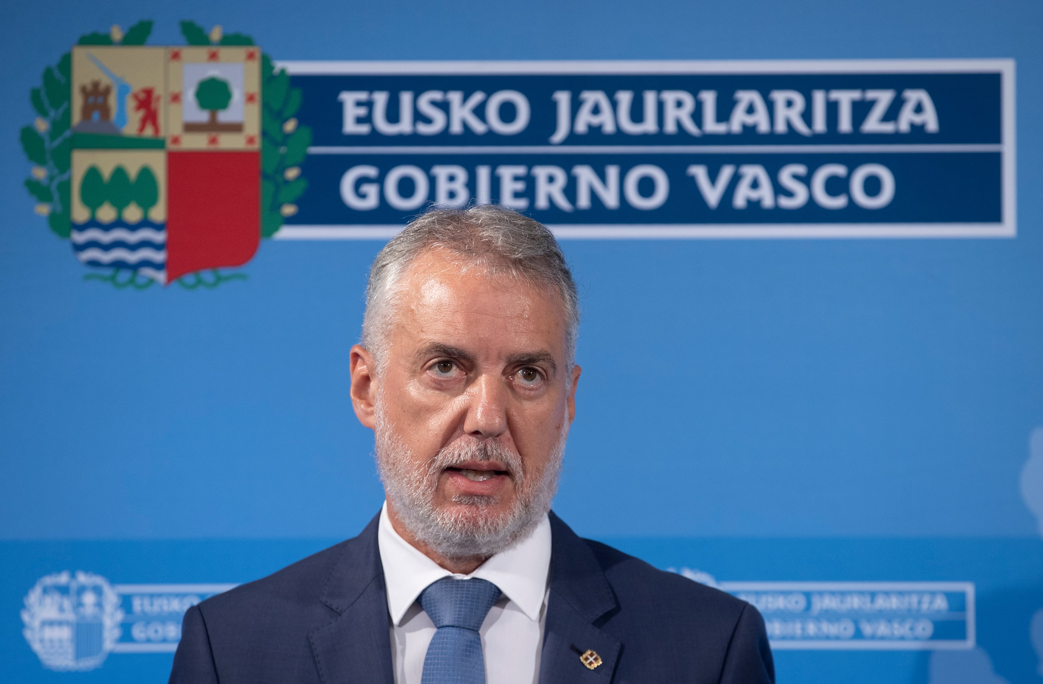 El lehendakari Iñigo Urkullu durante la rueda de prensa que ha ofrecido tras presidir este martes la reunión de su primer consejo del Gobierno Vasco tras el verano en el Palacio Miramar de San Sebastián.