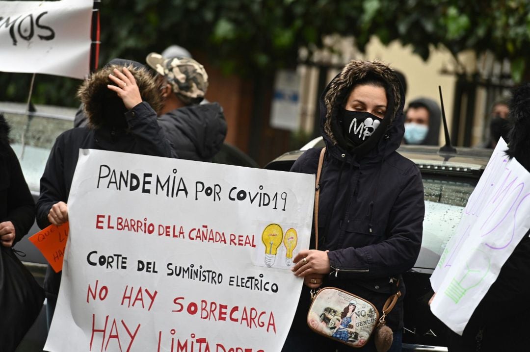 Vista de la concentración de vecinos de la Cañada Real hoy jueves, ante la Consejería de Vivienda de la Comunidad de Madrid para exigir el restablecimiento del suministro eléctrico