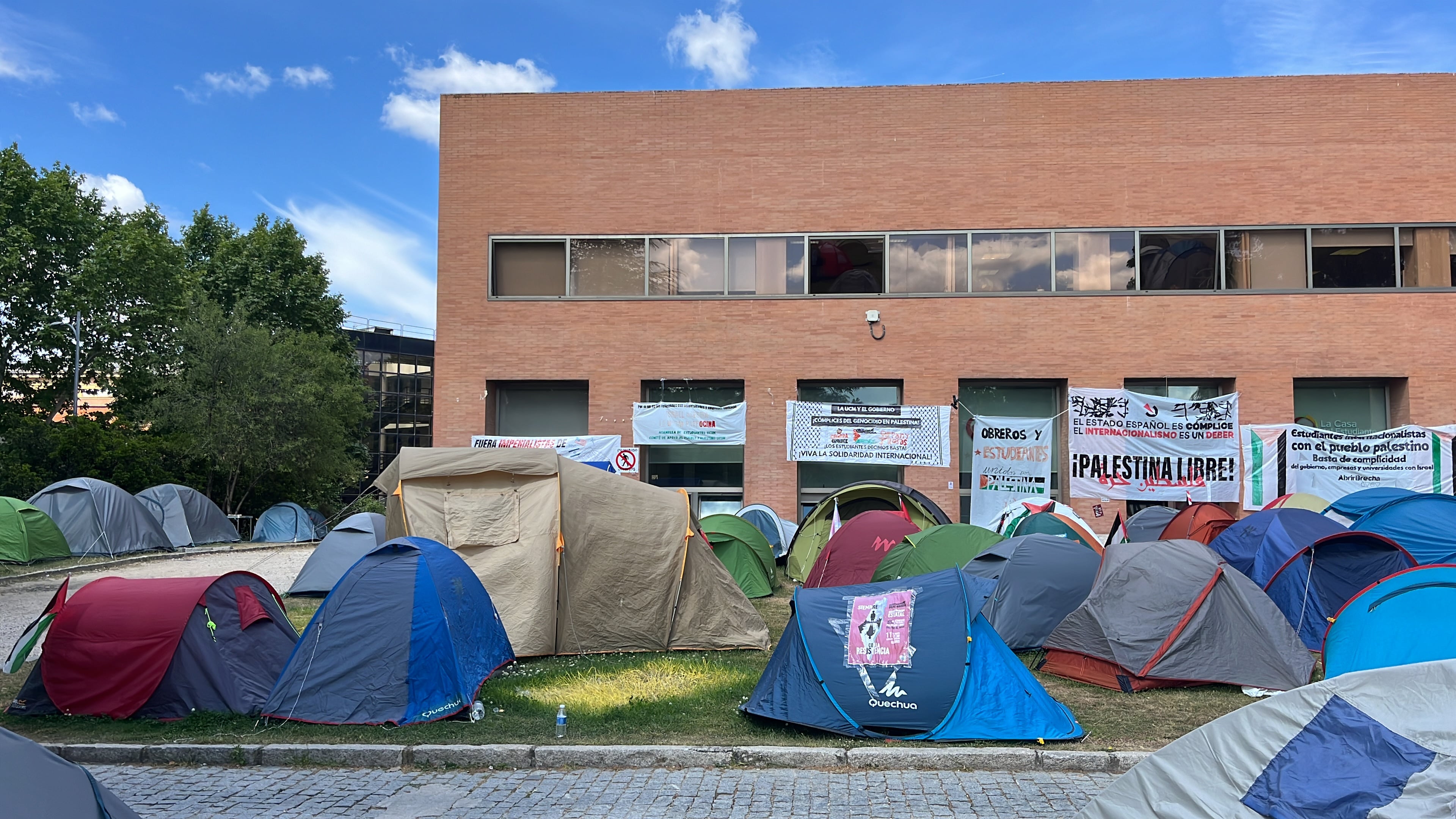 Los universitarios acampados en el campus de la Universidad Complutense de Madrid.