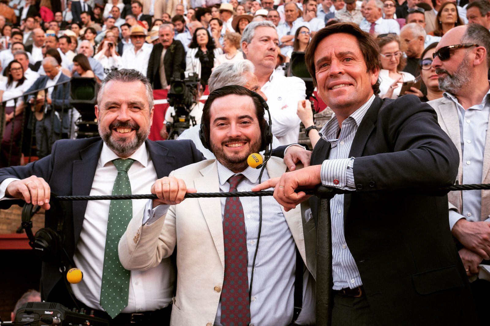 De izquierda a derecha, Paco García, José Manuel Peña y Eduardo Dávila Miura en los tendidos de la Maestranza