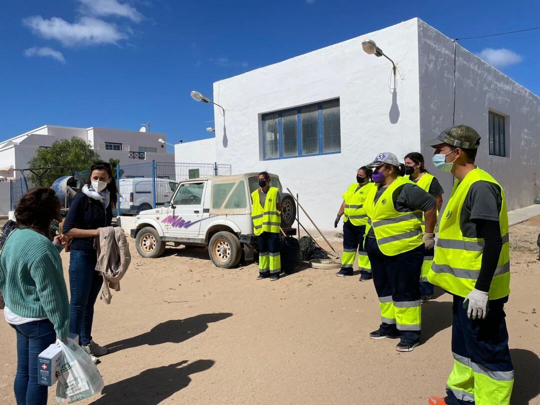 La consejera de Empleo del Cabildo de Lanzarote, Nerea Santana, en Caleta de Sebo con los trabajadores del Plan de Embellecimiento.