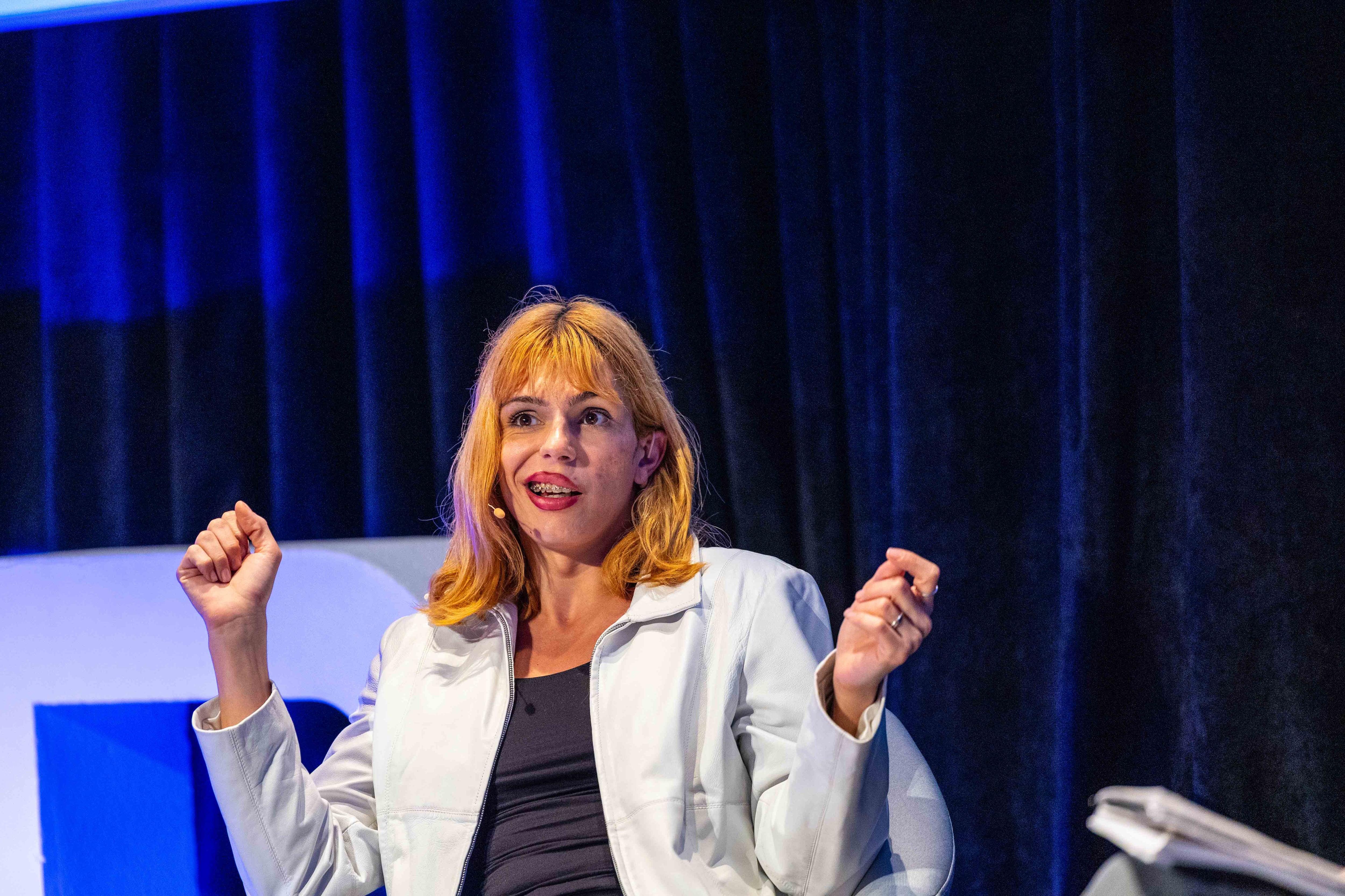 Samantha Hudson durante su intervención en el encuentro. Foto Tony-San