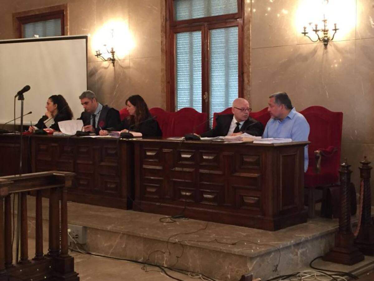 El acusado de matar a su mujer con una tetera niega el asesinato con alevosía