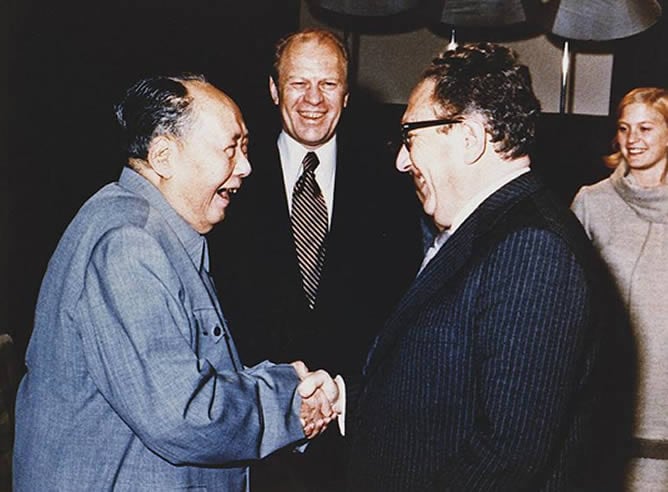 El 2 de diciembre de 1975 el presidente americano Gerald Ford, de viaje oficial a China, se entrevista con Mao Tse Tung en su residencia del complejo de la ciudad prohibida de Pekín