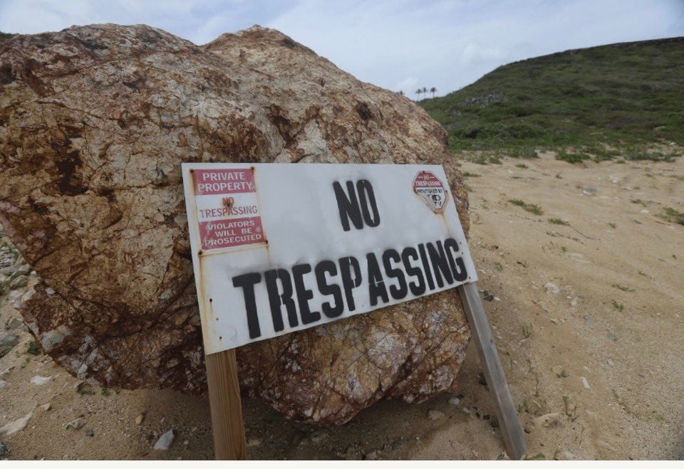 Cartel de Prohibido el paso en la isla