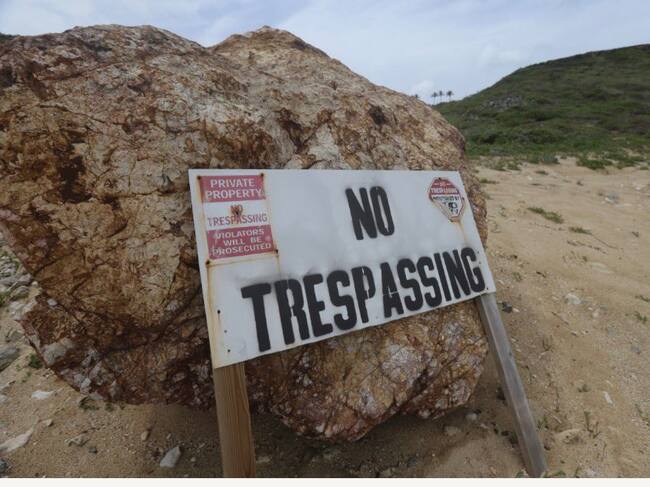 Cartel de Prohibido el paso en la isla