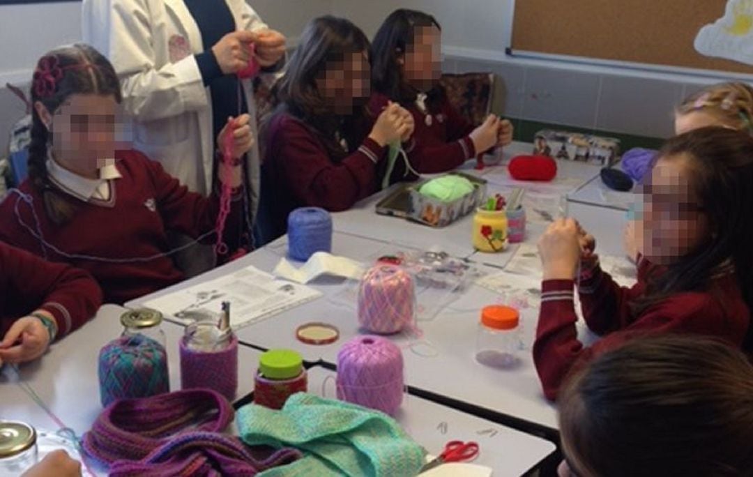 Alumnas del Colegio Juan Pablo II de Alcorcón durante la clase de ganchillo 