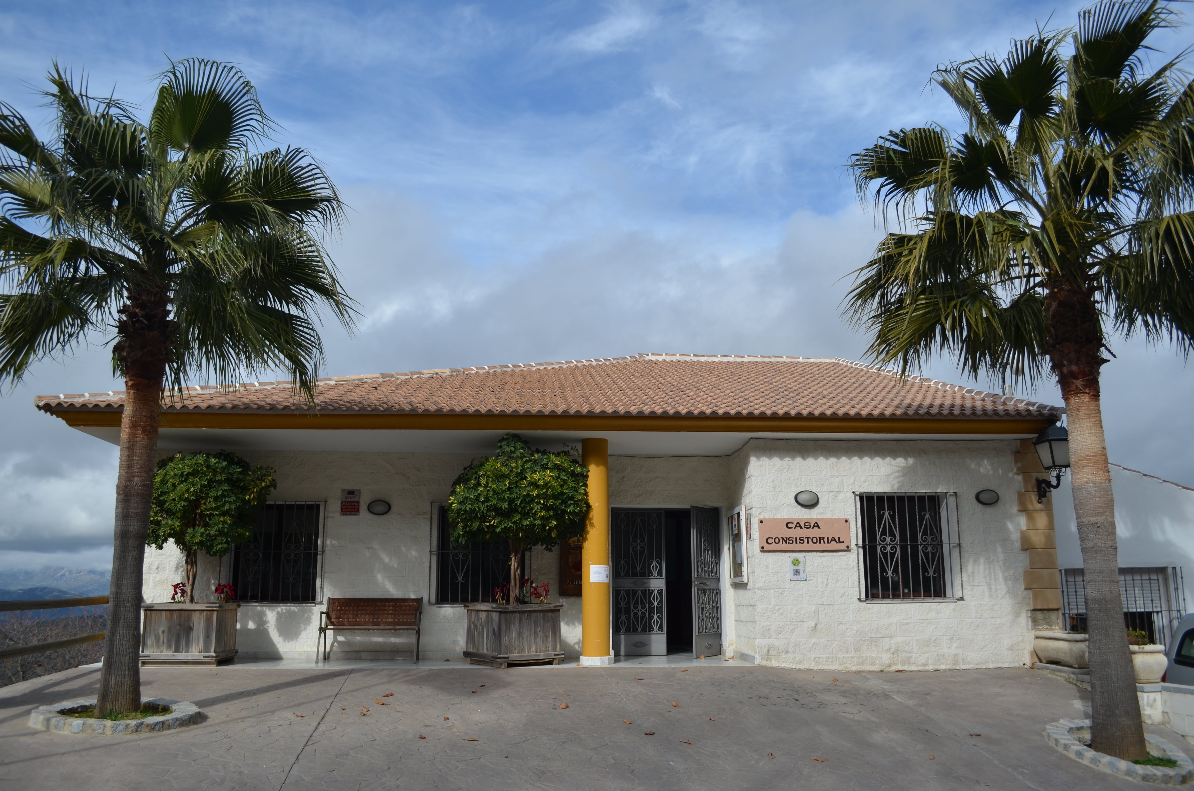 Imagen de la fachada del Ayuntamiento de Pujerra