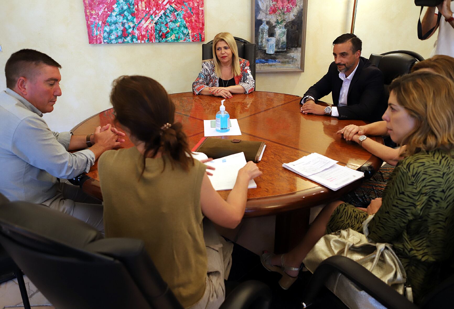 José Antonio Díaz junto a la alcaldesa, mamen Sánchez, durante una firma de una venta de viviendas