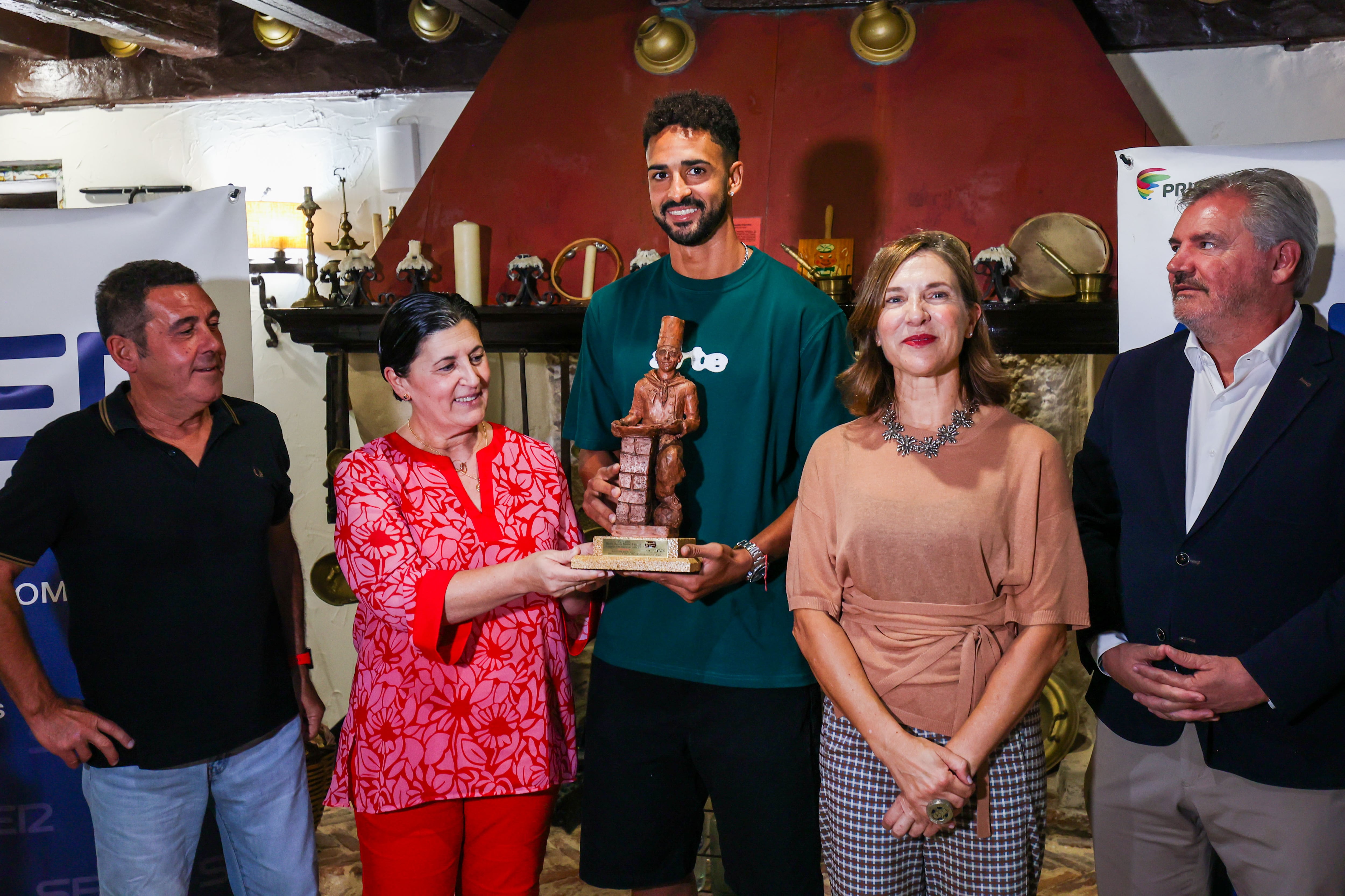 Chris Ramos recibe el Trofeo Manuel Jiménez de Cadena SER.