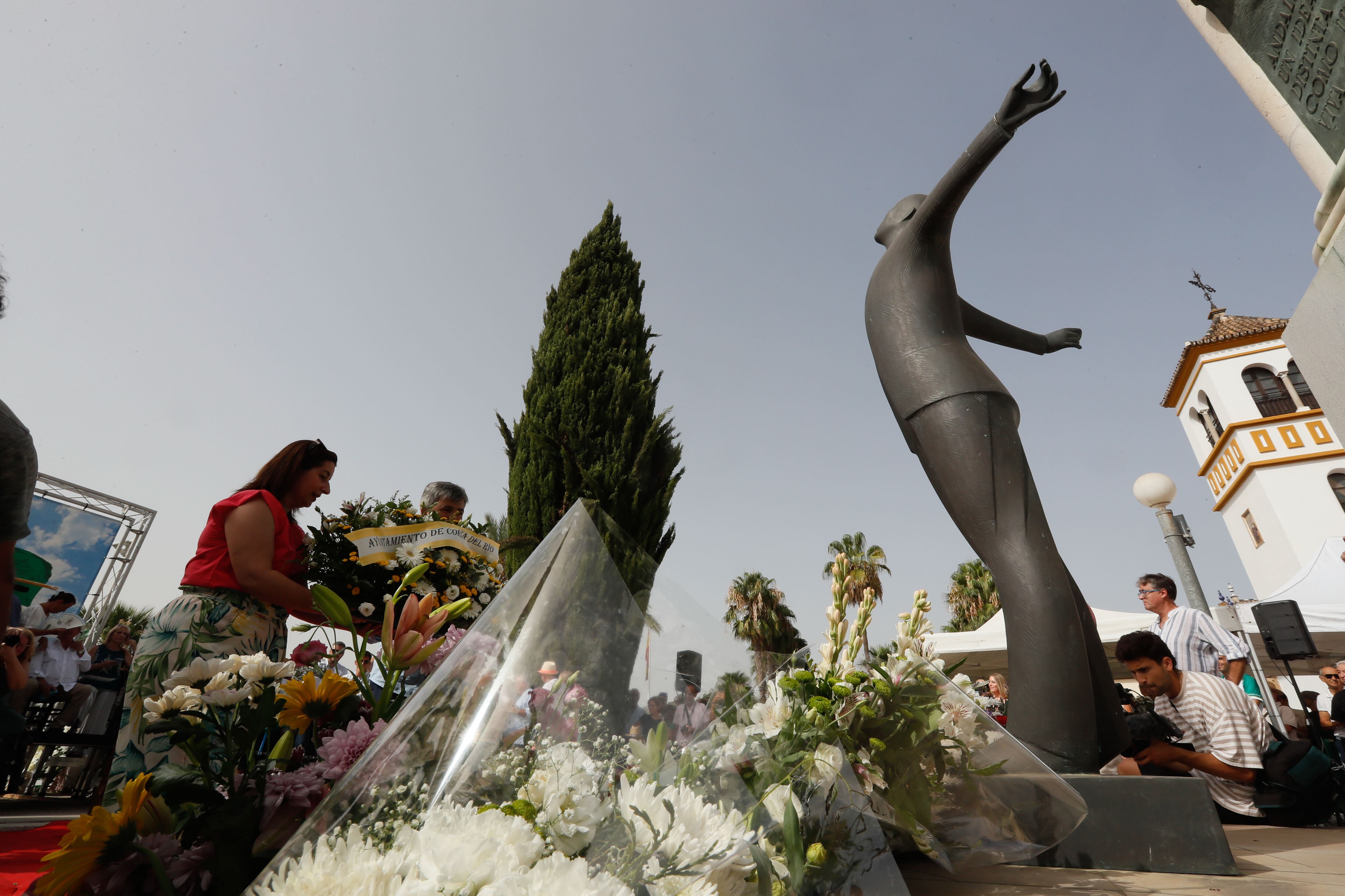 SEVILLA, 10/08/2023.- La Fundación Blas Infante organiza un año más el acto-homenaje al padre de la patria andaluza en el 87 aniversario de su asesinato en 1936, en el kilómetro 4 de la antigua carretera de Carmona de la capital hispalense, tras el alzamiento militar contra la República. EFE/ José Manuel Vidal
