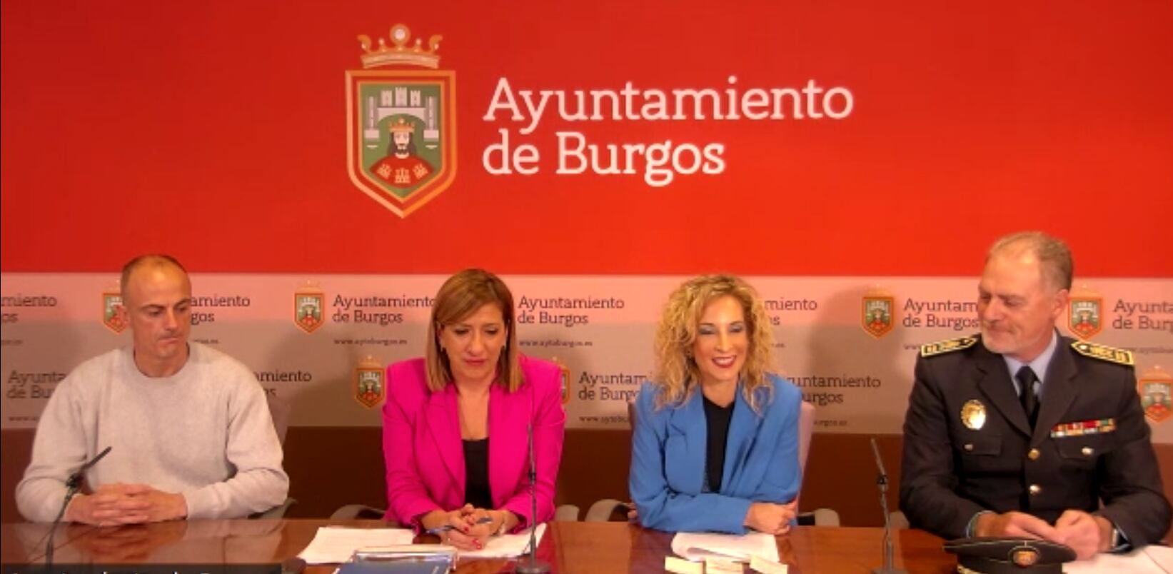 El portavoz sindical, la concejala de Personal, Nuria barrio, la concejala de Seguridad Ciudadana, Blanca Carpintero, y el intendente jefe de Policía Local Burgos, Félix Ángel García.