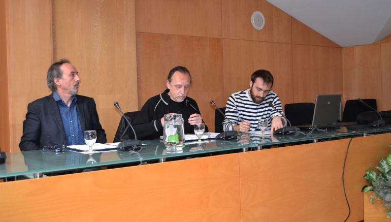 Arturo Goldaracena(alcalde de Tafalla), Carlos Martínez (Dtor. Patrimonio Histórico Gob. Navarra) y Xabi Urroz( Estudio OREKARI) presentan el estudio de usos